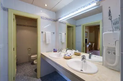 Un baño de Hotel Fuente Las Piedras