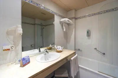 Un baño de Hotel Fuente Las Piedras