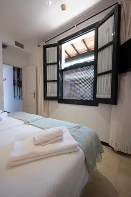 Cama o camas de una habitación en Apartamento con encanto en patio sevillano (204)