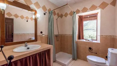 Un baño de Cortijo El Llano Priego de Córdoba by Ruralidays