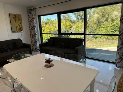 Zona de estar de TECNOCORDOBA aparcamiento privado gratuito y piscina