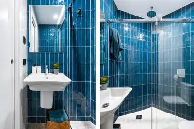 Un baño de AvantiStays Azahar, en un barrio con encanto