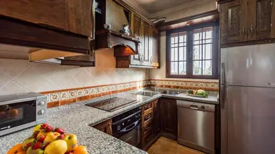 Una cocina o zona de cocina en La Villa del Lago Iznájar by Ruralidays