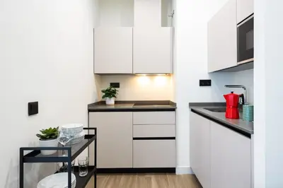 Una cocina o zona de cocina en AvantiStays Jazmin, Sevilla en estado puro