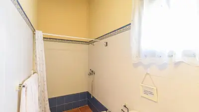 Un baño de Colladopino La Puebla de Los Infantes by Ruralidays