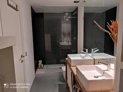 Un baño de Habitación y baño en planta independiente en centro de sevilla