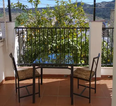 Un balcón o terraza de Casa Béjar, Tranquila casa con chimenea, patios, junto a la piscina