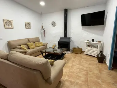 Una televisión o centro de entretenimiento en La casa del olivo