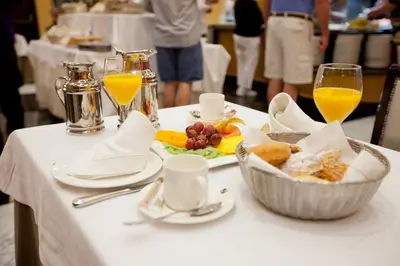 Comida en o cerca de este hotel