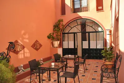 Un restaurante o sitio para comer en El Rincón de las Descalzas
