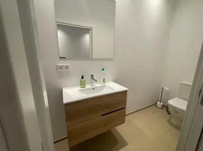Un baño de Apartamento con jardín y piscina en Córdoba
