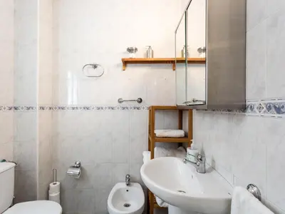 Un baño de Cs Para Familias junto a Plaza de San Marcos