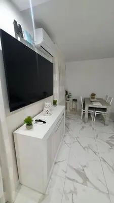 Una televisión o centro de entretenimiento en Cruchy Centro