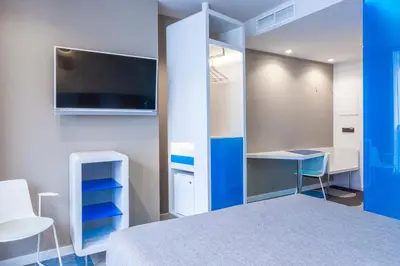 Una televisión o centro de entretenimiento en Hotel Macià Sevilla Kubb
