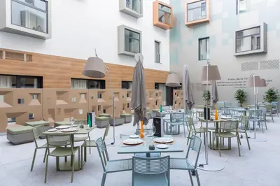Un restaurante o sitio para comer en Hotel Macià Sevilla Kubb