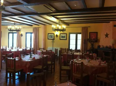 Un restaurante o sitio para comer en Hotel Rural Llano Piña