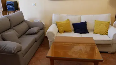 Zona de estar de Cortijo Los Liñanes rural con chimenea, barbacoa y vistas