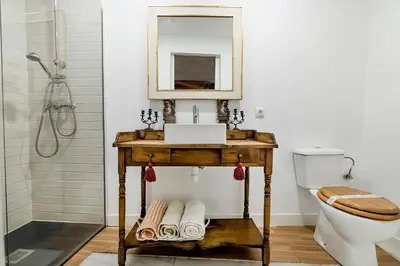 Un baño de Judería Suites
