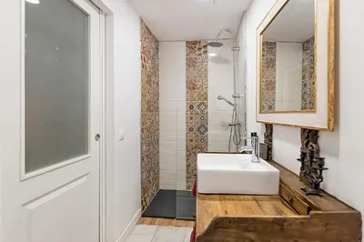 Un baño de Judería Suites