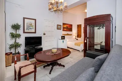 Una televisión o centro de entretenimiento en Judería Suites