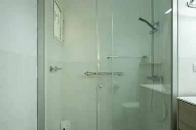Un baño de Mata Alameda Skyview by Valcambre