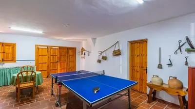 Instalaciones para jugar al ping pong en Huerta Abuela María Archidona by Ruralidays o alrededores