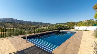 Piscina en o cerca de La Colina Villanueva del Rosario by Ruralidays