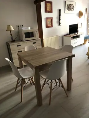 Una televisión o centro de entretenimiento en La casita