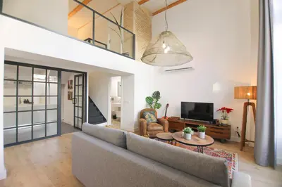 Una televisión o centro de entretenimiento en RentalSevilla San Esteban