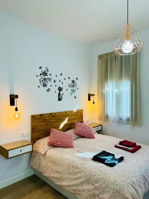 Cama o camas de una habitación en Coqueto apartamento céntrico con piscina