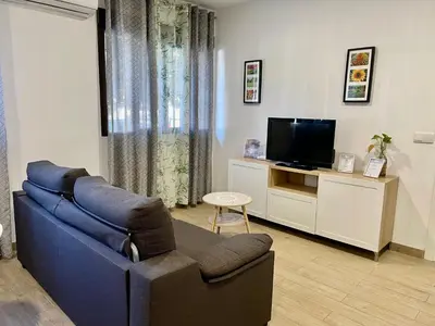Una televisión o centro de entretenimiento en Geysotur Puerta de la Axerquía Parking Gratis