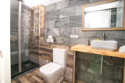 Un baño de Apartamento Ponce de León junto estación