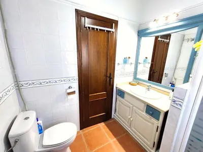 Un baño de Vistaverde - Casa Adosada de 3 habitaciones con Piscina y Pista de Padel en la Vía Verde