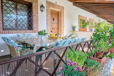 Un balcón o terraza de Vistaverde - Casa Adosada de 3 habitaciones con Piscina y Pista de Padel en la Vía Verde