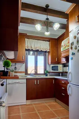 Una cocina o zona de cocina en Vistaverde - Casa Adosada de 3 habitaciones con Piscina y Pista de Padel en la Vía Verde