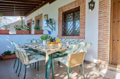 Un patio o zona al aire libre en Vistaverde - Casa Adosada de 3 habitaciones con Piscina y Pista de Padel en la Vía Verde