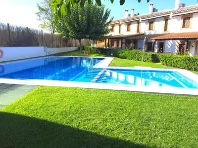 Piscina en o cerca de Vistaverde - Casa Adosada de 3 habitaciones con Piscina y Pista de Padel en la Vía Verde