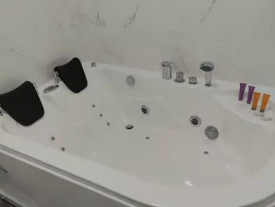 Un baño de Mini Estudio JACUZZI DOBLE SEVILLA 