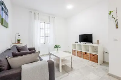 Una televisión o centro de entretenimiento en Ruiz Gijón Elegante y moderno en la Sevilla más autentica