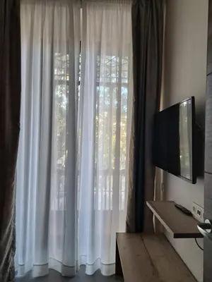 Una televisión o centro de entretenimiento en Hotel La Florida