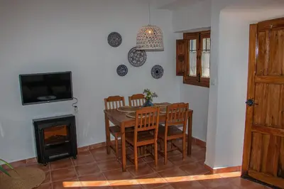 Una televisión o centro de entretenimiento en Acogedora Casa Rural en Olvera La Morada