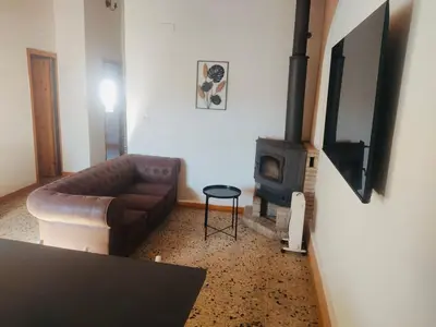 Una televisión o centro de entretenimiento en Almaden 3