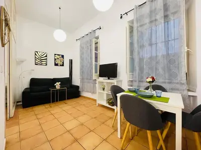 Una televisión o centro de entretenimiento en San Román. Céntrico y acogedor.