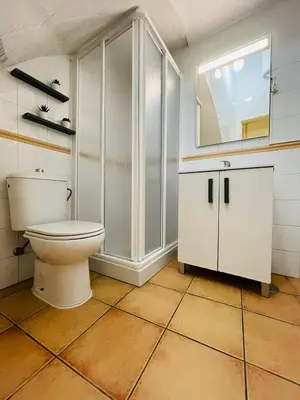 Un baño de San Román. Céntrico y acogedor.