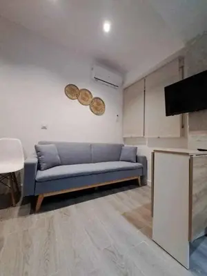 Una televisión o centro de entretenimiento en ACC Serrano aparcamiento cercano