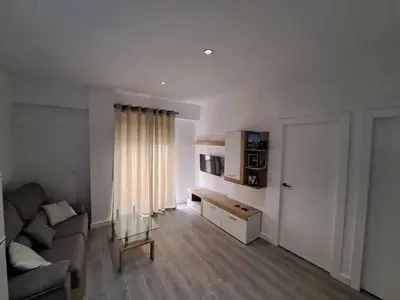 Zona de estar de ACC Serrano aparcamiento cercano