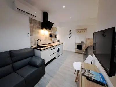 Una cocina o zona de cocina en ACC Serrano aparcamiento cercano