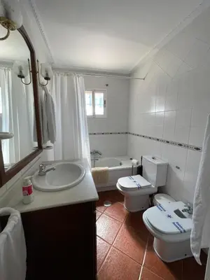 Un baño de TrassierraRooms - Casa a 10 min de Córdoba 3 habitaciones