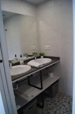Un baño de ROCH - Stylish Apartment near Metro