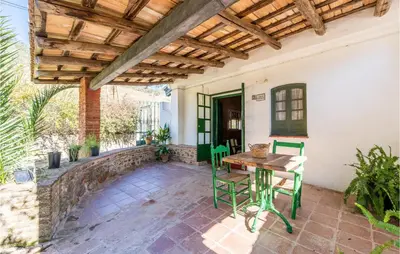 Un patio o zona al aire libre en Lovely Home In Cazalla De La Sierra